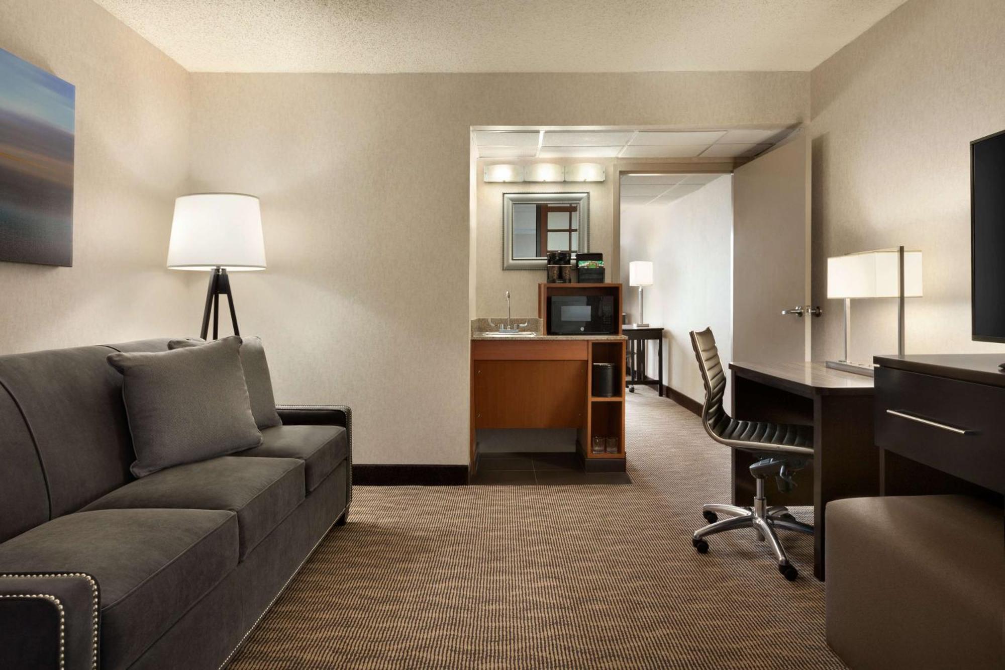 Embassy Suites By Hilton Oklahoma City Will Rogers Airport Экстерьер фото