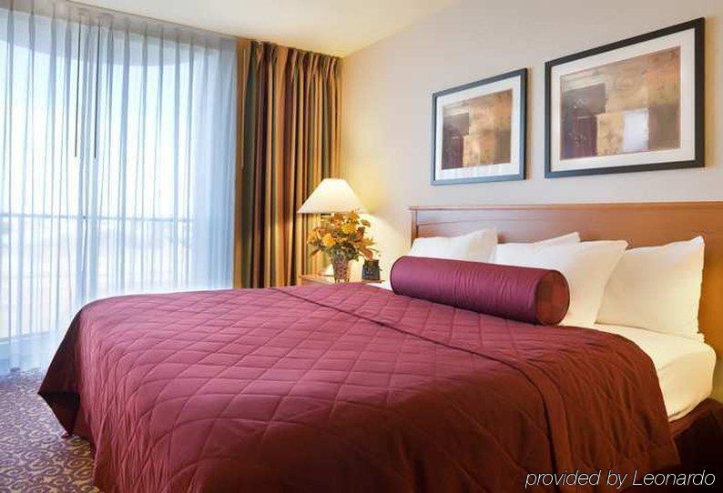 Embassy Suites By Hilton Oklahoma City Will Rogers Airport Номер фото