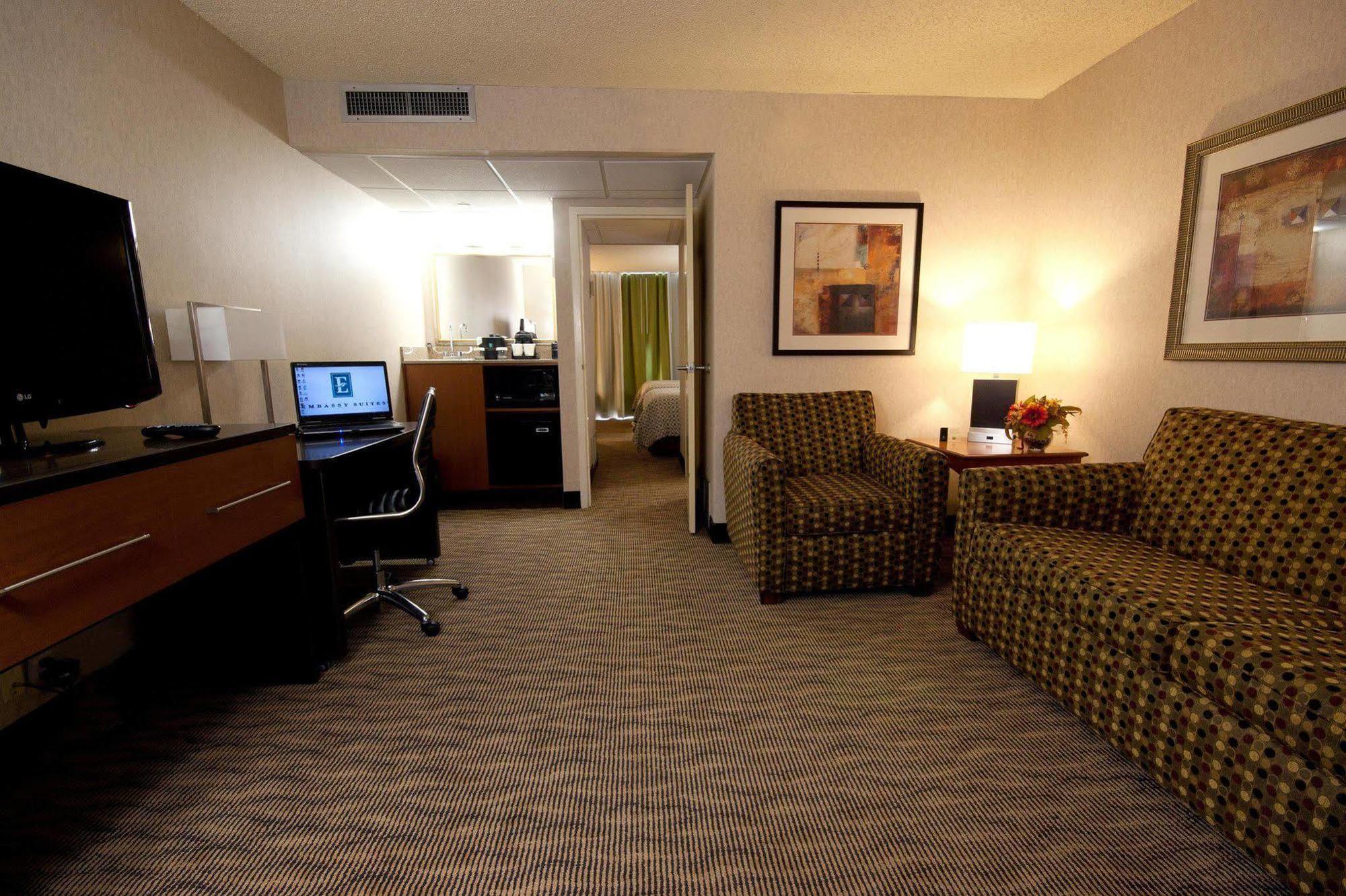 Embassy Suites By Hilton Oklahoma City Will Rogers Airport Экстерьер фото