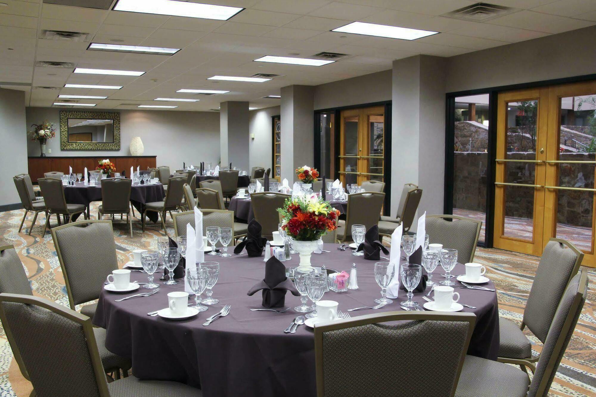 Embassy Suites By Hilton Oklahoma City Will Rogers Airport Экстерьер фото